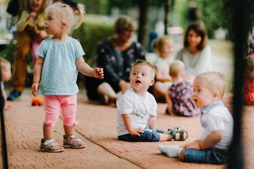 Mamy dzieci z zespołem Downa zapraszają do wspólnej zabawy i poznawania siebie