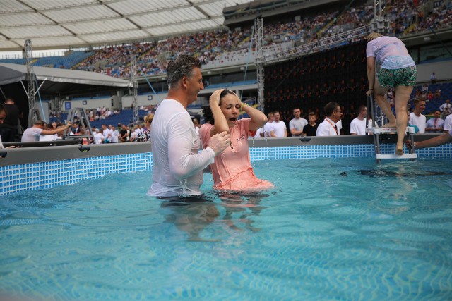 Chrzest Świadków Jehowy na Stadionie Śląskim