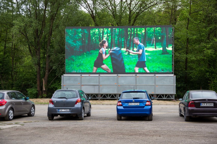 Samochodowe kino Rozrywka w Krakowie rozpoczęło działalność...