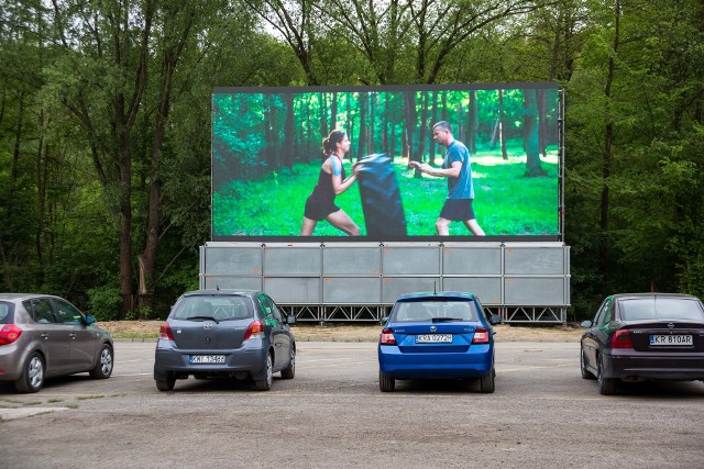 Samochodowe kino Rozrywka w Krakowie rozpoczęło działalność w piątek.