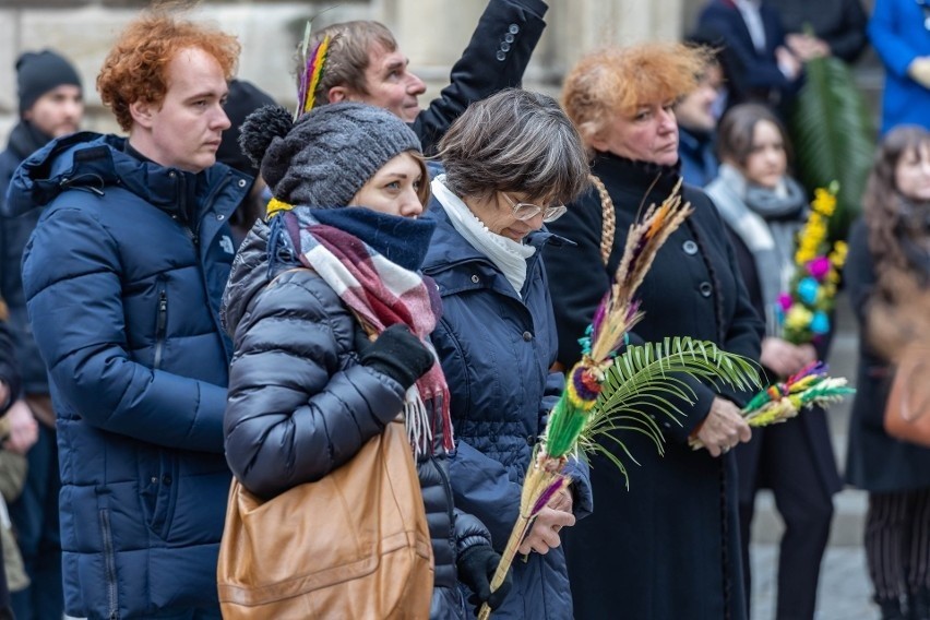 Święcenie palm i uroczysta msza święta w Katedrze na Wawelu. Archidiecezja Krakowska zaprasza też na Franciszkańską 3