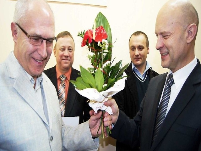 Leszek Redzimski (z prawej) otrzymuje kwiaty od Józefa Światowego, członka Platformy Obywatelskiej. W tle asystenci posła: Marek Szpuła i Jacek Figura