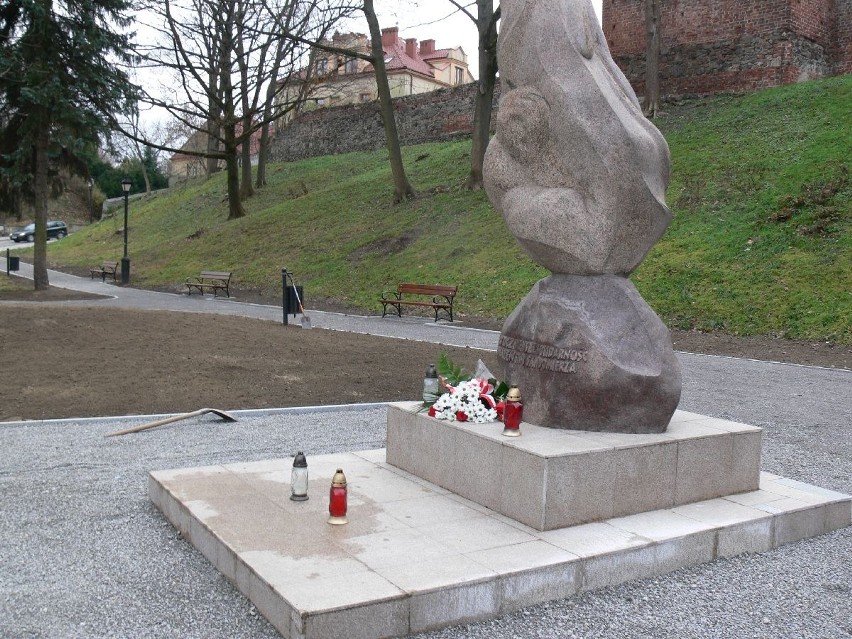 Nowe oblicze Skweru Solidarności w Sandomierzu. Wytyczono alejki i zamontowano eleganckie ławeczki [ZDJĘCIA]