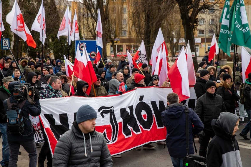Hajnowski Marsz Żołnierzy Wyklętych kontra protest "białych róż" - jest wyrok. Sąd odwoławczy prawomocnie uniewinnił cztery osoby