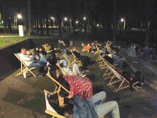 Film w starachowickim Amfiteatrze Parku Miejskiego widzowie oglądają leżąc na leżakach