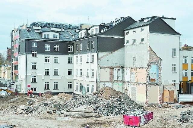 Czas płynie, a rozbudowa Białostockiego Centrum Onkologii stoi w miejscu. Trudno spotkać robotników na placu budowy.