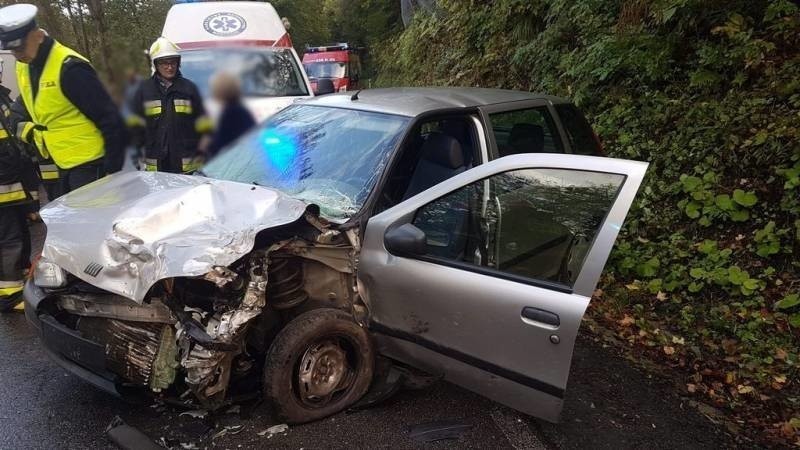 Rozbite auta zablokowały drogę w dolinie Popradu. Trzy osoby zostały ranne
