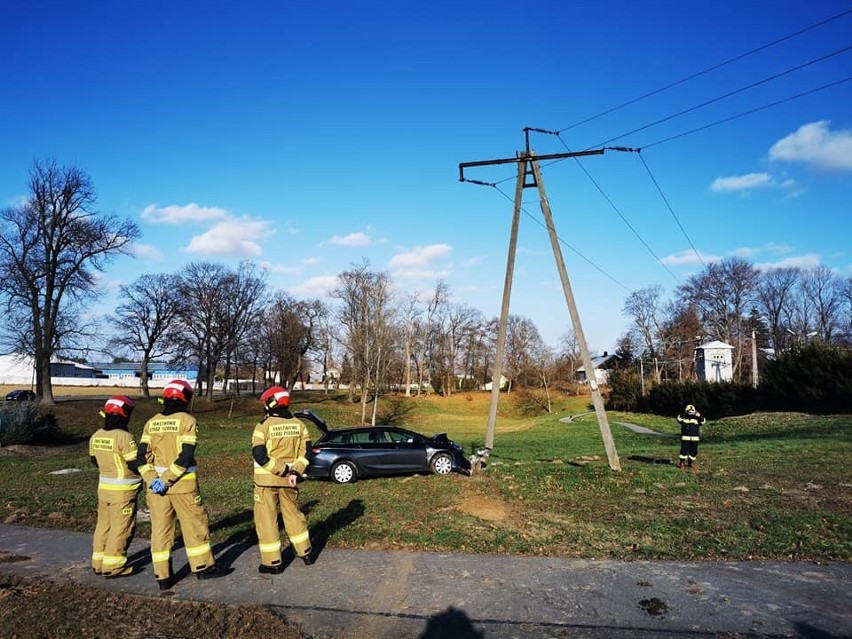 41-latek zderzył się oplem ze słupem energetycznym w Tryńczy. Stracił panowanie nad pojazdem [ZDJĘCIA]