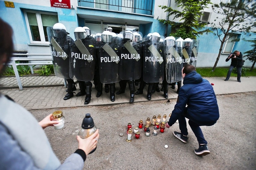 Protest przed komisariatem na Trzemeskiej we wtorek...