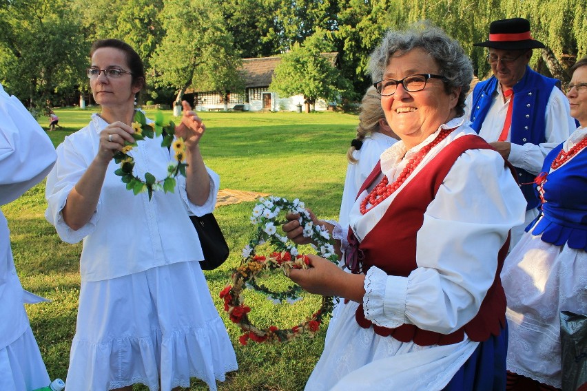 Wiły wianki i wrzucały je do falującej wody...