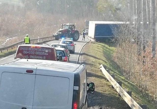 W środę, 6 lutego, na drodze wojewódzkiej 137 w okolicy Ośna Lubuskiego tir wypadł z drogi. O zdarzeniu poinformowali nas Czytelnicy.Z relacji innych kierowców wynika, że kierowca ciężarówki "złapał" pobocze, a chwilę później prowadzony przez niego zestaw wjechał do lasu. Tir nie jest w stanie wyjechać na drogę, jego naczepa blokuje przejazd. Droga wojewódzka 137 za obwodnicą Ośna Lubuskiego w stronę Kowalowa jest zablokowana. Na miejscu jest policja. Nie wiadomo jak długo potrwają utrudnienia. Zobacz też wideo: Policjanci rozbili grupę, która napadała na ciężarówki. 10 osób zostało aresztowanych