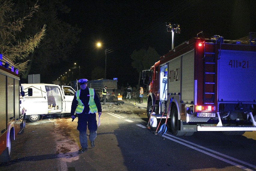 Śmiertelny wypadek w Brzezinach. Volkswagen zderzył się czołowo z tirem [ZDJĘCIA+FILM]