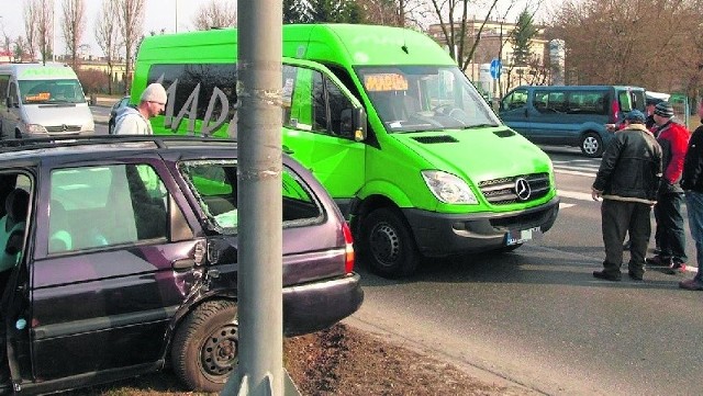 Kolizja na ulicy Staszica, ford zatrzymał się na słupie.