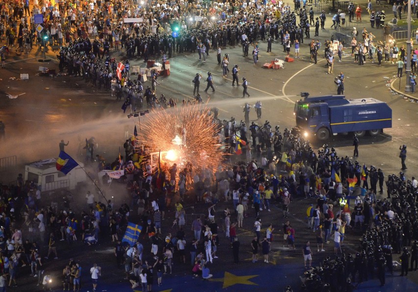 Antyrządowe protesty w Rumunii [ZDJĘCIA] Manifestacja i zamieszki w Bukareszcie. Doszło do starcia z policją, wiele osób rannych [WIDEO]