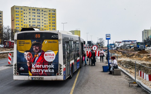 To taki, usadowiony na feldze znak, po przewróceniu zranił 74-latka z Bydgoszczy.