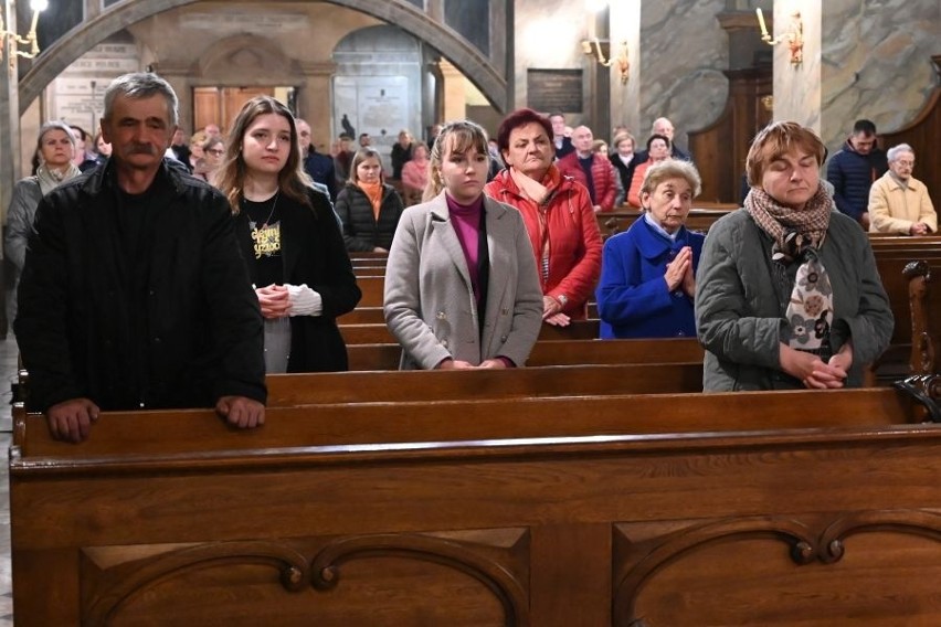 W niedzielę, 16 października, przypada XXII Dzień Papieski. W sobotę młodzież z Fundacji modliła się w kieleckiej katedrze