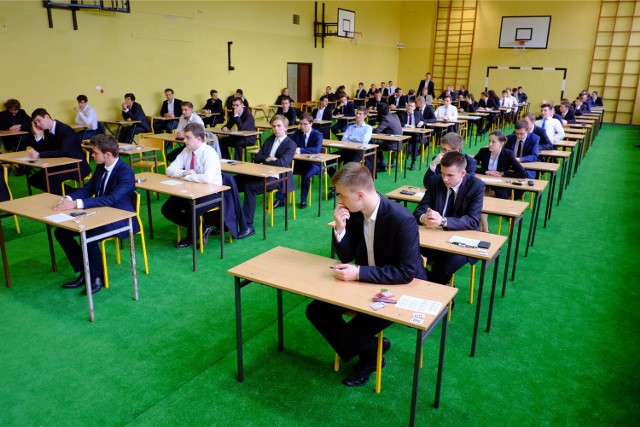 05.05.2015 poznan aw matura egzamin matematyka zespol szkol lacznosci. glos wielkopolski. fot. adrian wykrota/polska press