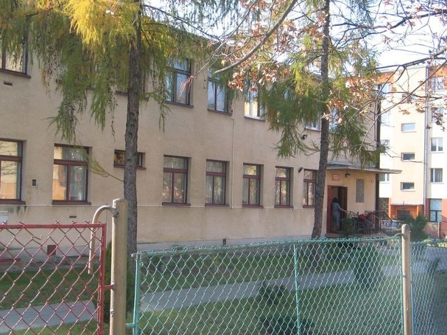 Historia placówek, początkowo ochronki, a potem przedszkola, mieszczących się w budynku przy ulicy Dekutowskiego w Tarnobrzegu sięga aż 105 lat.