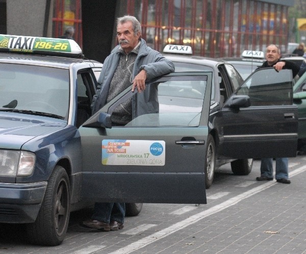 Edward Sajnug (pierwszy z lewej), Stanisław Bembnowicz i Stanisław Warszawski uważają, że mieście jest wystarczająca liczba taksówek (fot. Krzysztof Kubasiewicz)