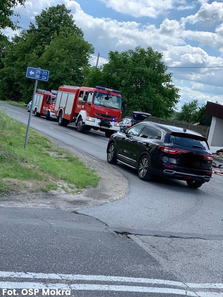 Samochód staranował przystanek w Mokrej. Do wypadku doszło...