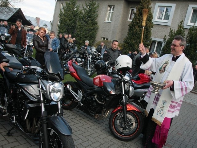Kustosz sanktuarium w Rokitnie ks. Józef Tomiak poświęcił w niedzielę ponad 200 motocykli.