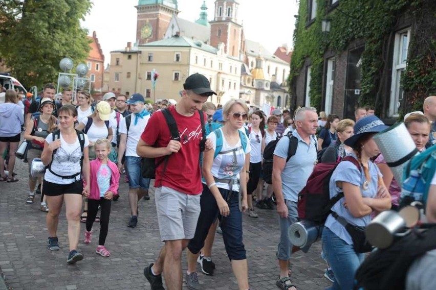 Kraków. Pielgrzymi tłumnie ruszyli na Janą Górę [ZDJĘCIA]