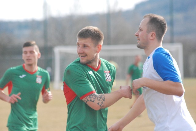 [b]GKS RUDKI – ORLICZ SUCHEDNIÓW 1:3 (0:1)[/b][b]Bramki[/b]: 0:1 Piotr Grzejszczyk 17, 0:2 Tomasz Staszewski 49 z karnego, 0:3 Michał Stawiak 88, 1:3 Kacper Wiecha 90 z karnego. GKS: Rafalski – Broniś (66. Dziubek), Ł. Kowalski, Gawlik, D. Dawidowicz (69. Treska) - Lipski, B. Wiecha (46. D. Kowalski), R. Dawidowicz (46. Jaros), Gryz (64. Wojciechowski Ż) - Michta, K. Wiecha. Orlicz: Ubysz – Tacij, Stawiak, Bujakowski (53. Niewczas), Jarząb - Bator, Boleń, Grzejszczyk (76. Kita), Staszewski - Świtowski (68. Tumulec), Raczyński.Historia dotychczasowych spotkań pomiędzy zespołami z Rudek oraz Suchedniowa przemawiała na korzyść Orlicza. Z ponad 50 pojedynków pomiędzy klubami, 23 razy Orlicz był lepszy. W 12 starciach zanotowano remis, a 16-krotnie lepsi byli gracze z gminy Nowa Słupia. - Mamy świadomość tego jak ważne jest to spotkanie. Postaramy się zrobić wszystko, by punkty zostały na naszym stadionie – zapowiadał przed pierwszym gwizdkiem arbitra Janusz Cieślak, trener GKS. Szkoleniowiec gospodarzy musiał reagować już w przerwie. Jego podopieczni przegrywali 0:1, po trafieniu w 17. minucie Piotra Grzejszczyka. Od początku drugiej połowy, na murawie zameldował się ofensywny duet: Mariusz Jaros, a także Dariusz Kowalski, który dawał nadzieję na szybką zmianę rezultatu, a co za tym idzie odwrócenie losów niedzielnej rywalizacji.Kiedy wydawało się, że wszystko jest na najlepszej drodze do bramki na 1:1, przyjezdni wyprowadzili kontrę, po której faulem na przeciwniku ratował się bramkarz Dawid Rafalski.Sędzia Roman Cena ukarał golkipera żółtą kartką i podyktował rzut karny. Jego pewnym egzekutorem okazał się najlepszy strzelec Orlicza Tomasz Staszewski. W końcówce spotkania suchedniowianie zdobyli trzecią bramkę. Gospodarze odpowiedzieli golem Kacpra Wiechy, również z 11 metrów. Na więcej zabrakło już czasu.[B]POLECAMY RÓWNIEŻ:[/B][tabela][tr][td sz=300] Laureaci Plebiscytu 2018 i ich kobiety - żony, narzeczone, dziewczyny[/td][td sz=300]Świętokrzyskie zawodniczki jak modelki [AKTUALIZACJA][/td][/tr][tr][td sz=300] Najprzystojniejsi sportowcy w świętokrzyskich klubach. Zdjęcia z prywatnych sesji! [/td][td sz=300] Księża z diecezji kieleckiej mistrzami Polski w piłce nożnej! [ZDJĘCIA][/td][/tr][/tabela]