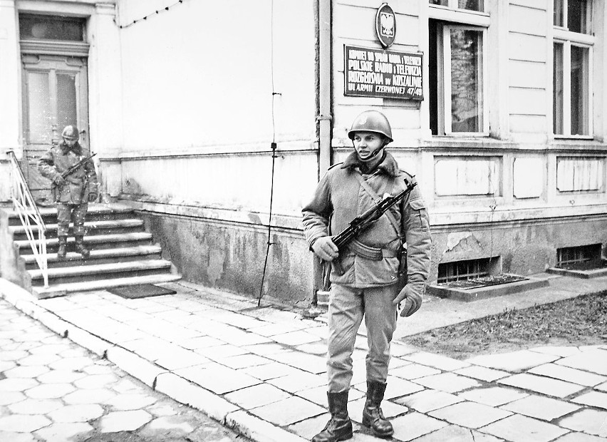 Żołnierze przed siedzibą Radia Koszalin. Pierwsze dni stanu...