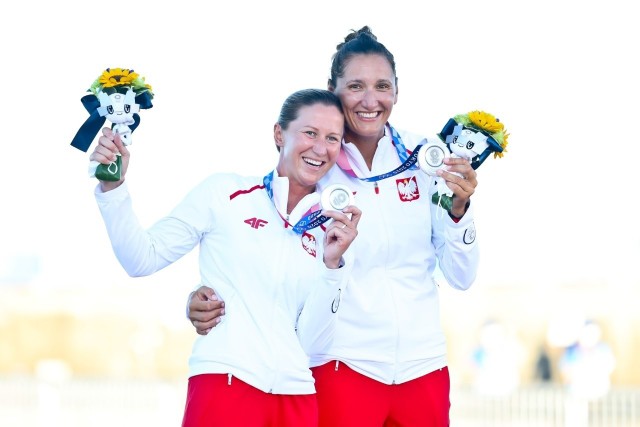 Jolanta Ogar-Hill (po prawej) z Agnieszką Skrzypulec zdobyły dla Polski srebrny medal w wyścigu żeglarskim w klasie 470