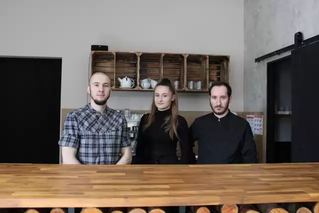 Pracownicy nowego lokalu restauracji "Papacha" w Radomiu.