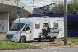 Wypadek we Wrocławiu. Na placu Społecznym, tramwaj wjechał w kampera i samochód osobowy