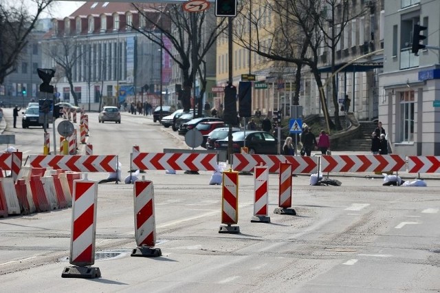 Zamknięty wjazd w ulicę Sienkiewicza.