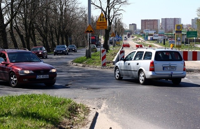 Taki krajobraz - bez drogowców i sprzętu - kierowcy będą jeszcze oglądać na ulicy Gdańskiej w Koszalinie jeszcze długo. Wszystko przez problemy słupskiej firmy, która remontowała drogę.