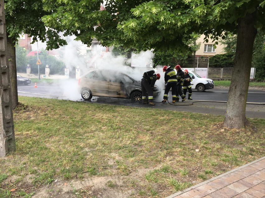 Pożar samochodu przy Stawie Brodowskim [WIDEO, ZDJĘCIA]