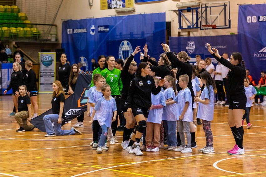 Handball JKS Jarosław (czarne stroje) pokonał Start Elbląg.