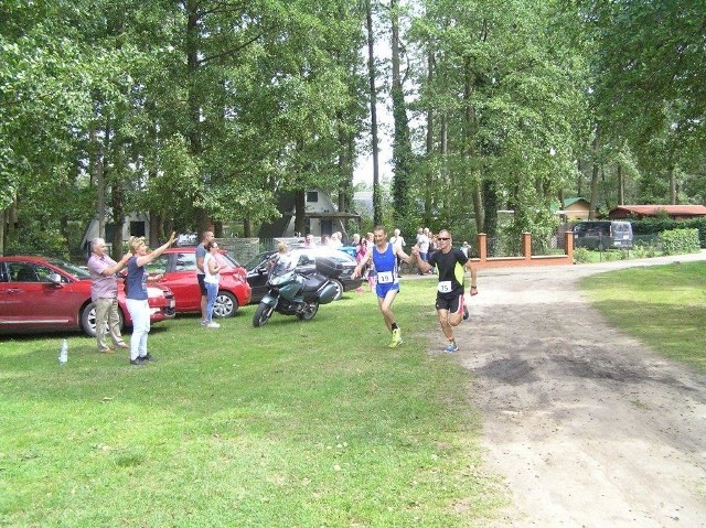 W Piotrkowie Kujawski odbył się drugi bieg o puchar prezesa Banku Spółdzielczego. Do pokonania mieli 10 km, od Piotrkowa przez Zwyciężył Bartosz Krysek - Białe Błota (czas: 36:56). Wśród pań:Michalina Walczak-Pecyna - NO NAME TEAM (46:27). Po biegu w ośrodku rozpoczął się festyn.>> Najświeższe informacje z regionu, zdjęcia, wideo tylko na www.pomorska.pl 