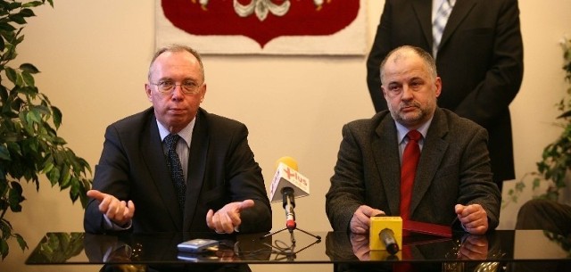 Janusz Malik (po prawej) z wojewodą mazowieckim, Jackiem Kozłowskim.