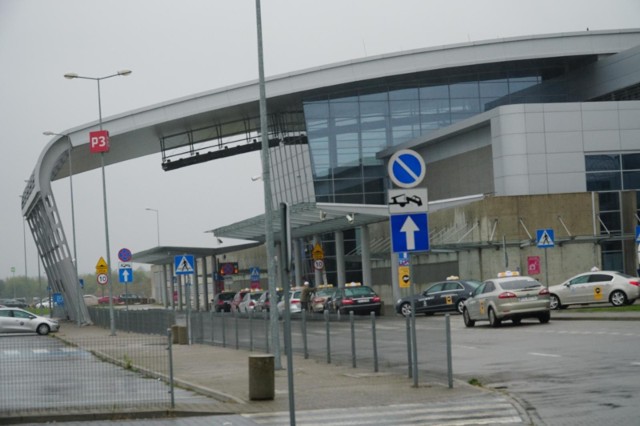 Przy poznańskim lotnisku uruchomiona została nowa bezpłatna strefa parkowania. Wjazd do strefy Kiss&Fly znajduje się od strony stacji benzynowej BP.
