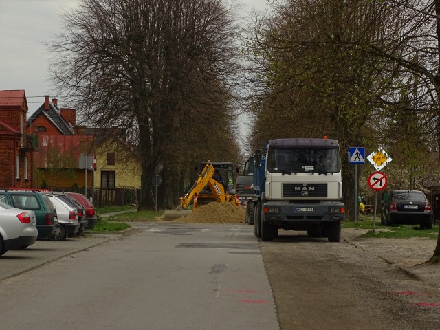 Remont kanalizacji sanitarnej wraz z przyłączami przy ulicy Świętego Jana w Zwoleniu idzie pełną parą.
