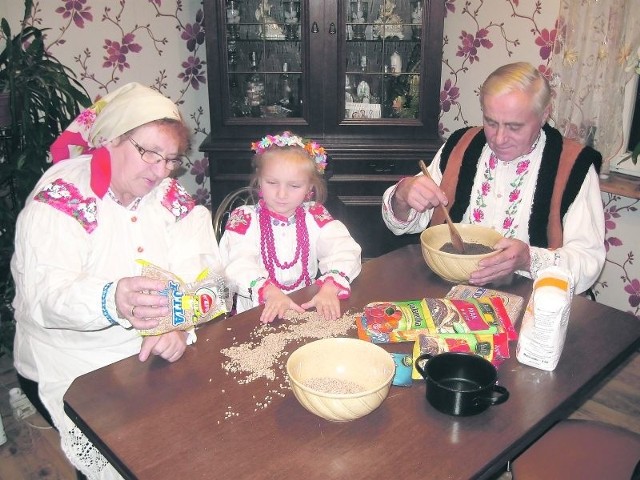 Jadwiga i Wiktor Bryjakowie oraz ich wnuczka Julia przygotują w tym roku, jak od lat. m.in. wigilijną kutię