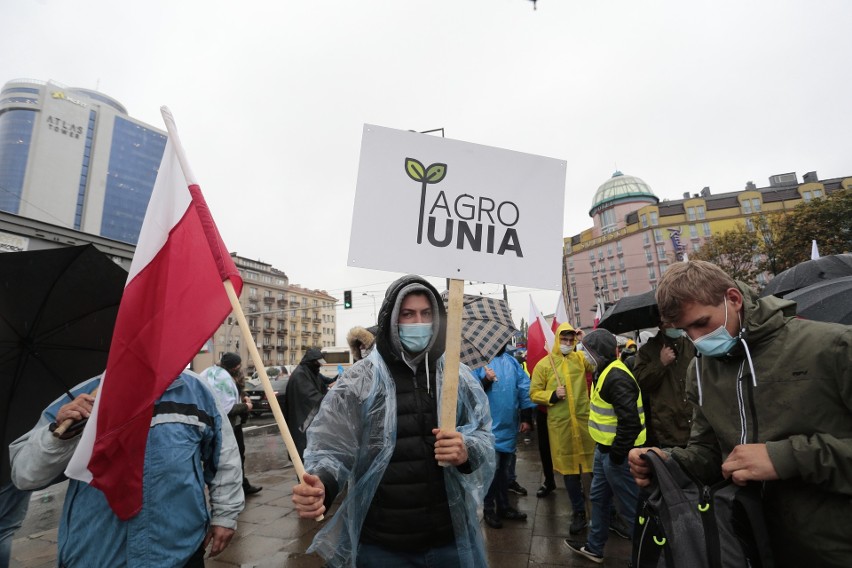 Protest rolników w Warszawie. "Jeżeli Kaczyński nie ustąpi, to naród go wymieni"