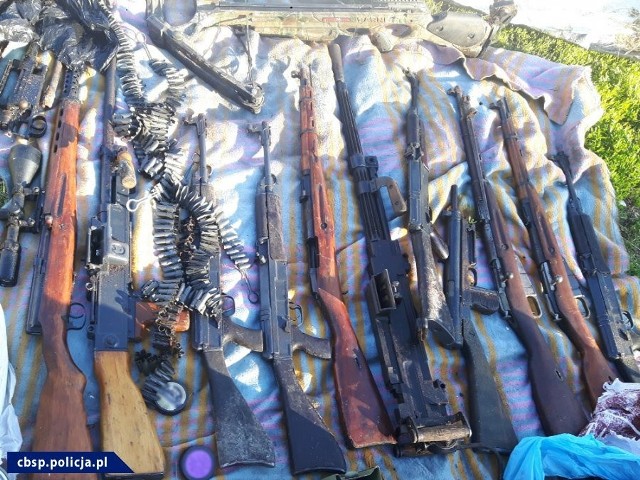 22 sztuki broni, w tym 17 sztuk broni długiej, 5 tłumików, 16 sztuk istotnych elementów broni i prawie 8 tys. sztuk amunicji odzyskali policjanci CBŚP podczas likwidacji zorganizowanej grupy przestępczej.