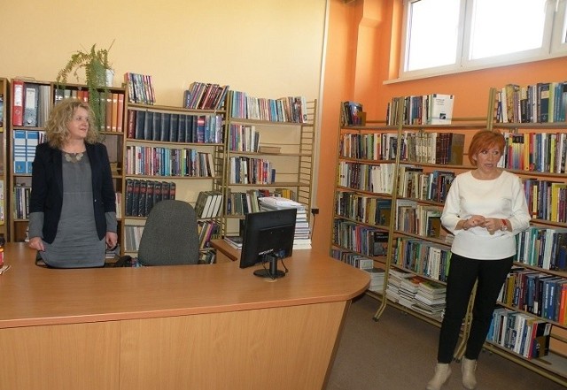 Jadwiga Stelmaszyńska (z lewej), z pińczowskich wodociągów opowiedziała o "wodzie, która ratuje życie". Na zdjęciu Jolanta Opoka, dyrektor biblioteki, która przywitała uczniów.