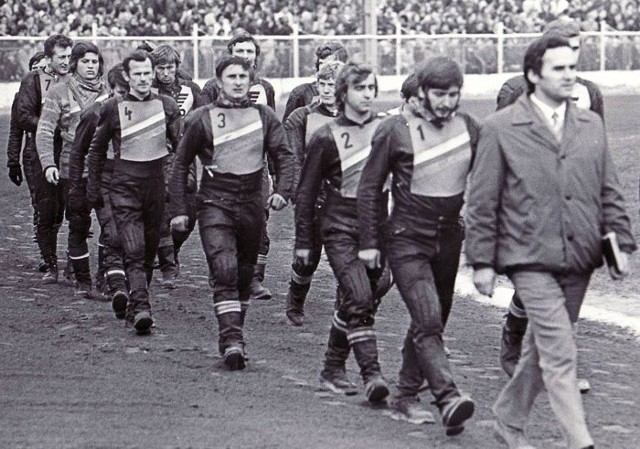 Mieczysław Mikołajewicz z drużyną Stali Toruń podczas barażowego meczu w Bydgoszczy w 1973 roku