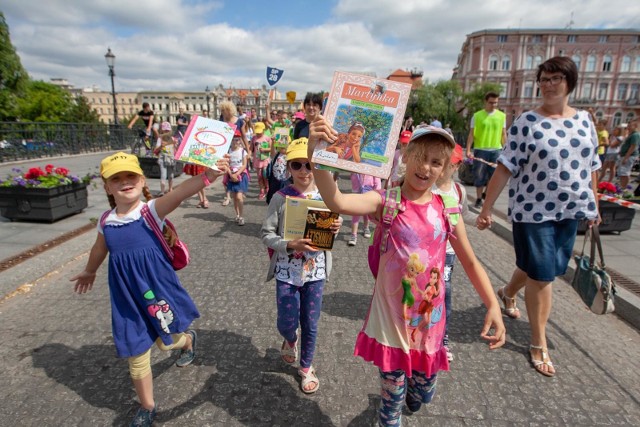 Bydgoszcz bez wątpienia jest stolicą bookcrossingu. Dziś (wtorek) trwała 15. edycja Ogólnopolskiego Święta Wolnych Książek. Było wspólne czytanie, barwny literacki korowód, wystrzał z wiwatówki i Alejka Książek Uwolnionych - wszystko między innymi na Wyspie Młyńskiej, gdzie trwała 15. edycja Ogólnopolskiego Święta Wolnych Książek. Bydgoszcz żyje literaturą!