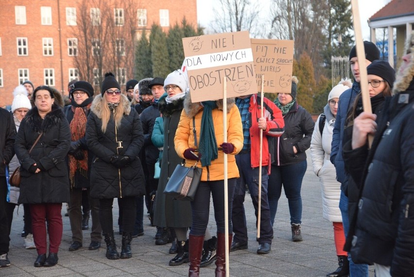 Kilkadziesiąt osób zgromadziło się na Placu Staszica w Pile,...