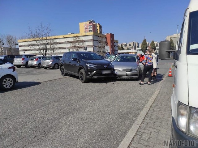 Na ul. Sosnkowskiego w Opolu zderzyły się dwa samochody osobowe. Na miejsce zdarzenia przybyła policja.