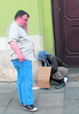 Kraków: świata nie zbawi, ale żebrakom chętnie pomoże