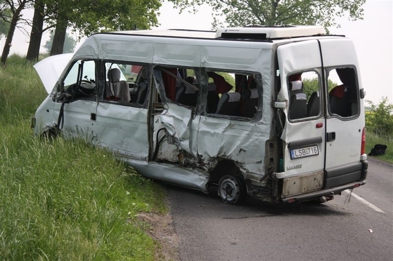 Bus z dziecmi z Wegier mial wypadek kolo Namyslowa. 13 osób...