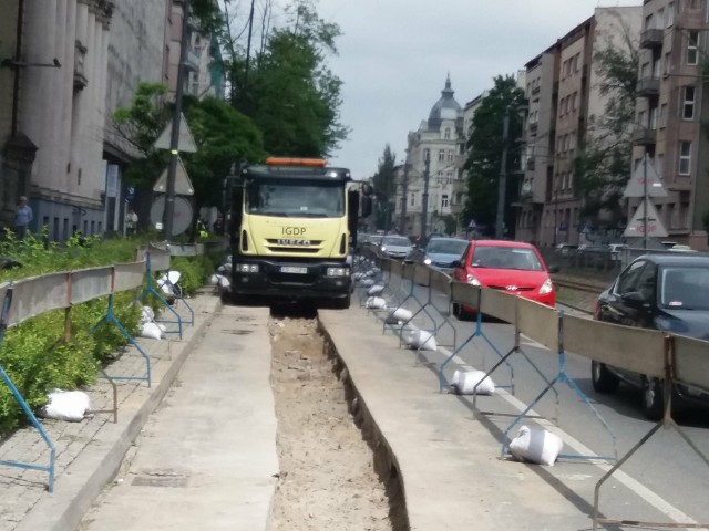 Kierowcy jadący al. Kościuszki są całkowicie zaskoczeni utrudnieniami, jakie napotykają na swej na drodze. Na zachodniej nitce alei, między ul. A. Struga a ul. Zamenhofa zdążający z p&oacute;łnocy na południe miasta natknęli się na wykopy i barierki zajmujące na długości kilkudziesięciu metr&oacute;w prawy pas ruchu. Nie sprzyja to płynności ruchu na tej ważnej dla komunikacji w mieście drodze. Więcej - kliknij kolejne zdjęcie